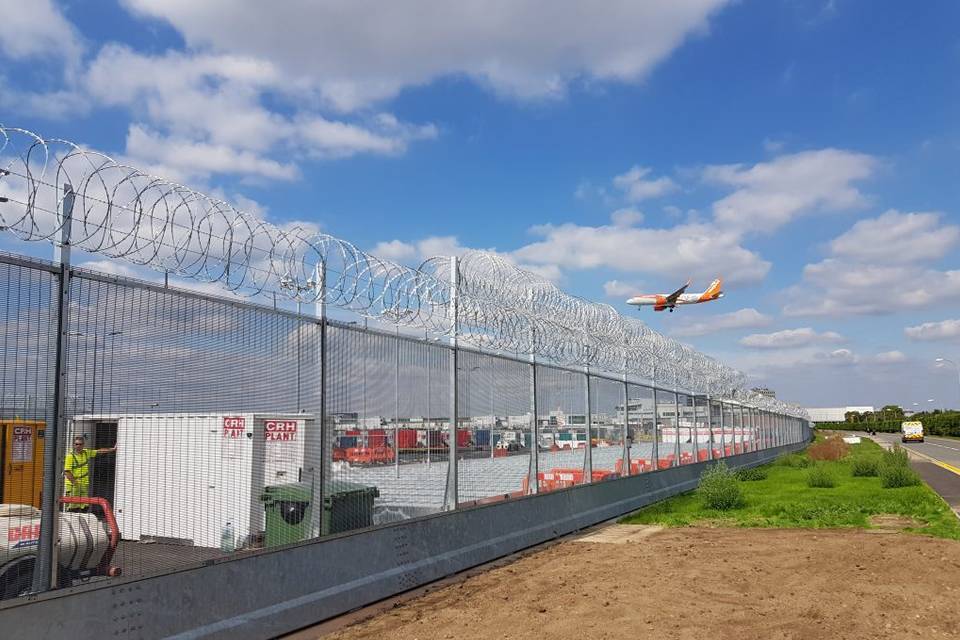 Negro 358 valla de alta seguridad con alambre de púas están instalados en el aeropuerto