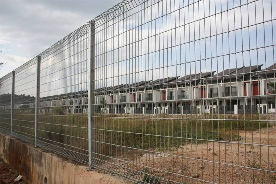 La clôture BRC est placée le long d'une rangée de maisons.