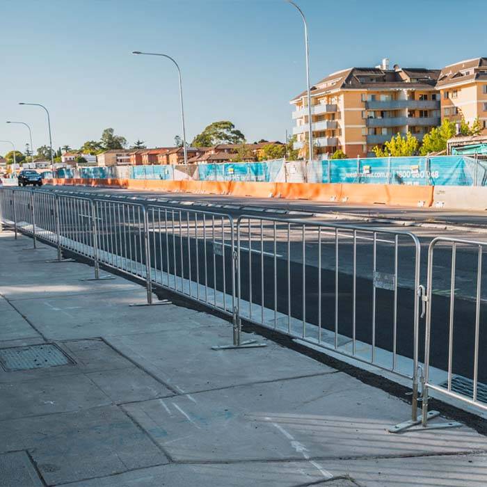 La barrera de control de multitudes se establece a lo largo de la carretera para el control del tráfico.