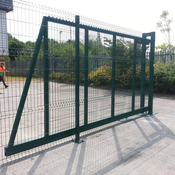 Curvy welded fence sliding gates are installed in the factory.