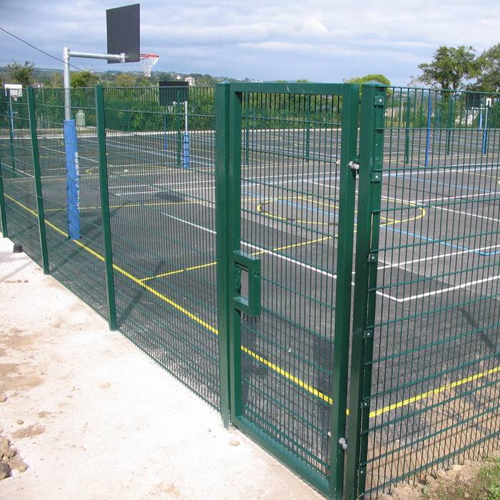 La clôture à double fil est utilisée pour créer des limites pour le terrain de basket.