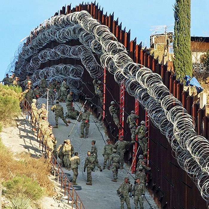 Des fils de rasoir Concertina sont installés à la frontière du pays.