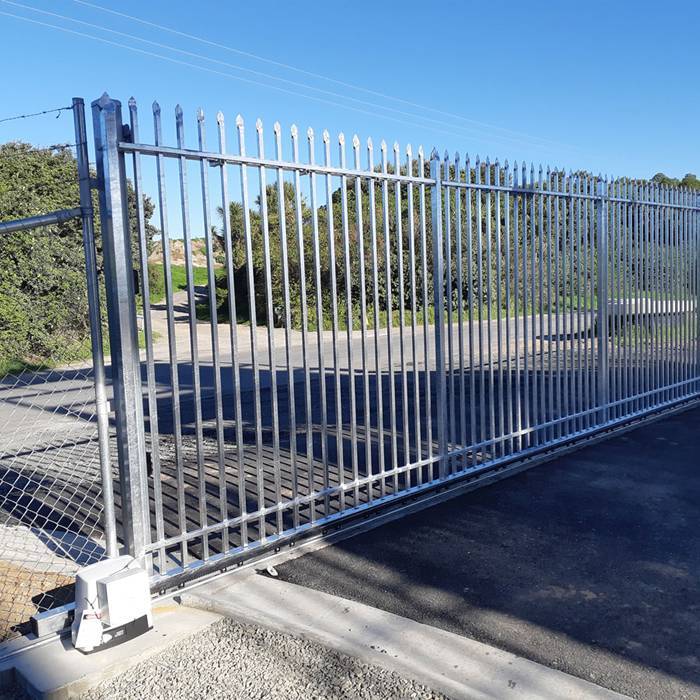 Las puertas correderas de valla de acero galvanizado se instalan en el parque industrial.